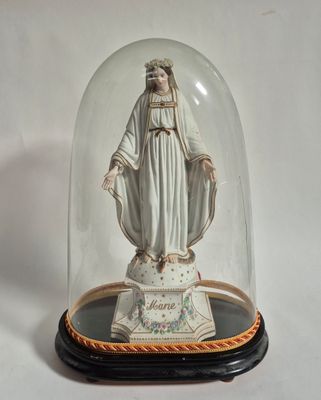 une statue de la Vierge Marie sous un dôme de verre