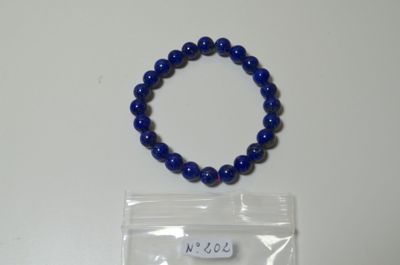 un bracelet bleu en perles muni d'une étiquette portant un nom