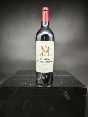 une bouteille de vin posée sur une boîte noire