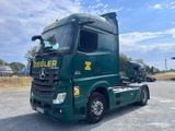 un camion vert garé sur le parking