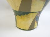 gros plan d'un vase sur une surface blanche