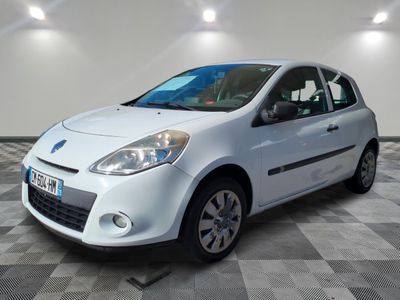 la petite voiture blanche est garée sur un carrelage à carreaux