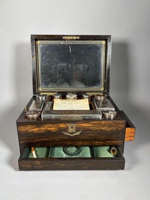une petite boîte en bois avec un couvercle en verre