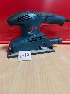 une ponceuse orbitale Bosch posée sur une table, avec son étiquette de prix