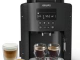 une machine à café noir avec deux tasses de café à côté