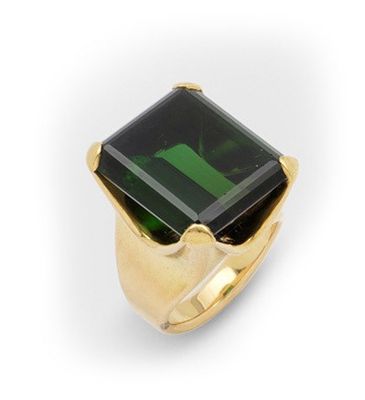 a green tourmaline and gold ring