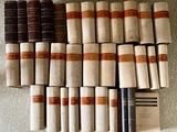 beaucoup de livres empilés par terre