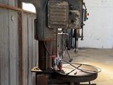 une machine qui se trouve à l'intérieur d'un bâtiment