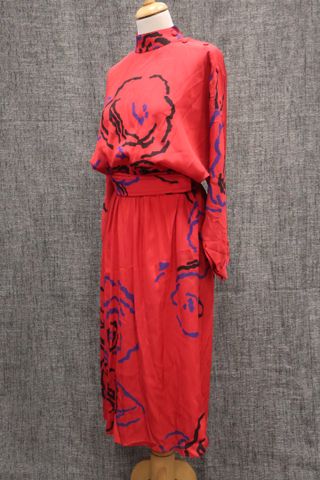 TED LAPIDUS Diffusion – Robe vintage fluide bordeaux à motif. Lar...