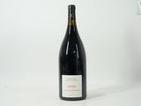 une bouteille de vin posée sur une table