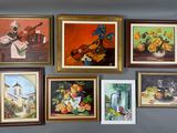 de nombreuses photos encadrées sur le mur d'une pièce