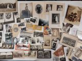 beaucoup de vieilles photos sur la table ensemble