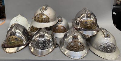 beaucoup de casques posés sur une table