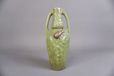 un vase vert orné d'un oiseau
