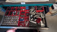 Servante d'atelier contenant des pièces d'usinage, porte-out… (photo 2)
