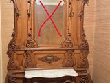 une armoire en bois surmontée d'un miroir