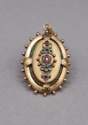 PENDENTIF OUVRANT En métal Rehaussé de pierres rouge Partie …