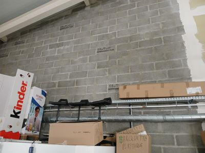 des cartons et encore des cartons sur une étagère dans une pièce