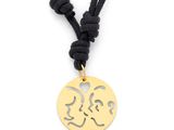 un collier avec un médaillon en or suspendu à un cordon noir