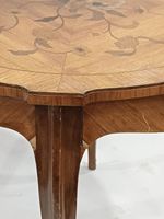 Petite table de milieu, en bois de placage, marqueté de fleu… (photo 3)