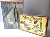 deux boîtes de meccano sur une table blanche