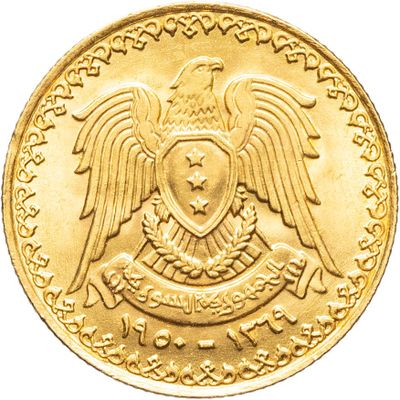 Gros plan sur une pièce d'or ornée d'un aigle