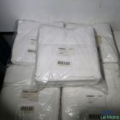une pile de serviettes blanches posée sur une table