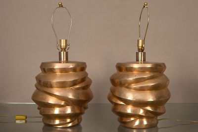 deux lampes posées sur une table