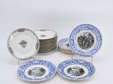 Plusieurs assiettes ornées de motifs bleus et blancs sont empilées les unes sur les autres