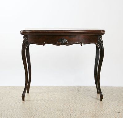 Table de jeu mouvementée en palissandre et placage de paliss…
