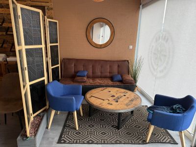 deux chaises bleues et une table dans un salon