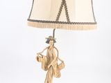 une image représentant une lampe sur laquelle est posée une femme tenant un panier