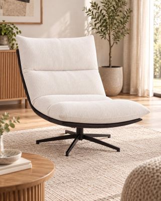 une photo d'un salon avec un fauteuil et une table basse