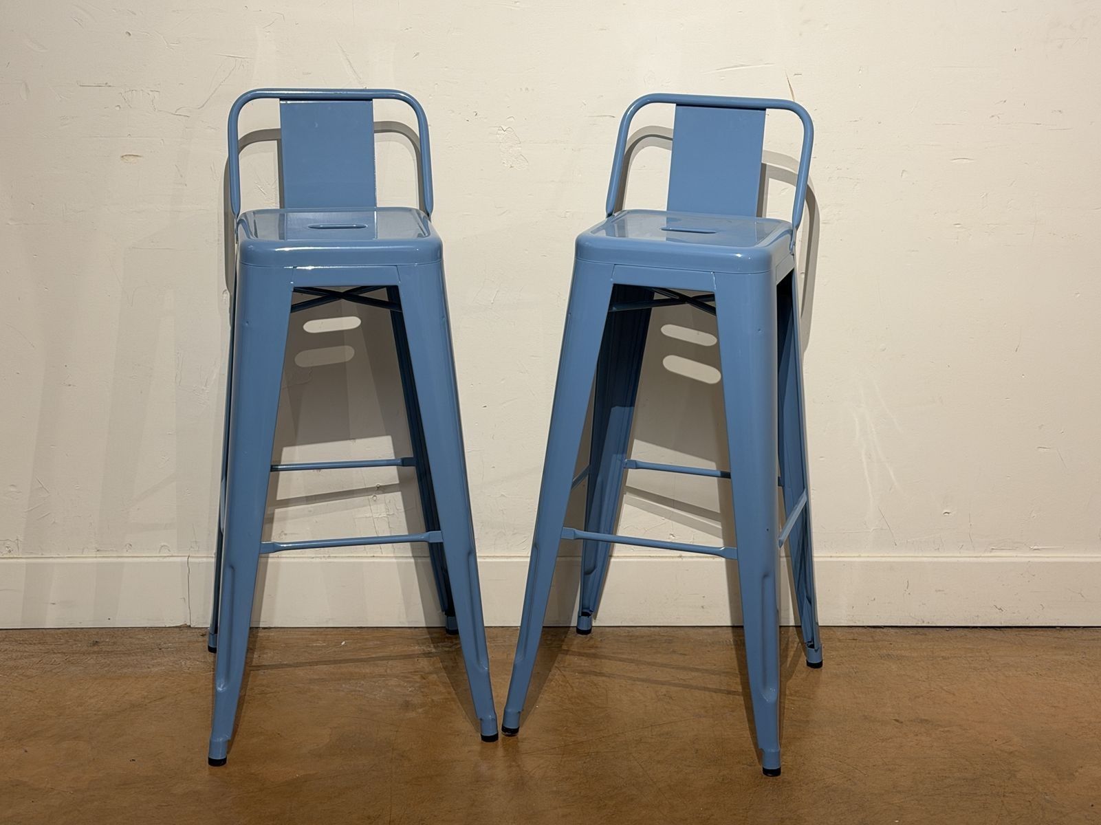 TOLIX. Paire de tabouret avec petit dossier bleu clair H.