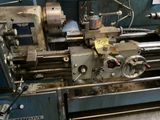 une machine posée sur une table dans une pièce