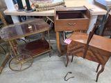 Plusieurs meubles sont posés sur une table dans une pièce