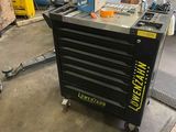 une image d'un établi dans un garage