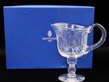 le verre est posé devant une boîte bleue
