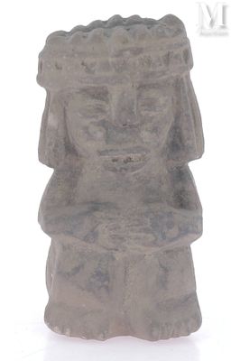 une statue en pierre représentant un homme coiffé d'un chapeau