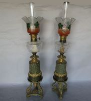 Paire de lampes à pétrole et leur socle, monture bronze et l…