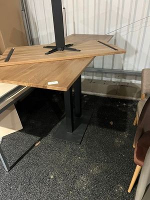 une photo d'un bureau sur lequel se trouve un écran d'ordinateur