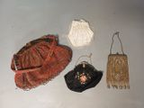 trois porte-monnaie et un sac à main sont posés sur une table