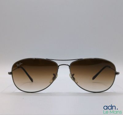 Lunettes de soleil Ray-Ban Aviator à verres marron sur fond blanc