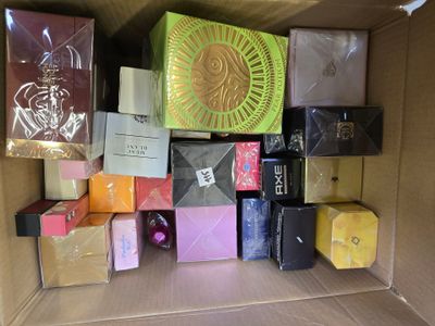 une boîte contenant toutes sortes de boîtes
