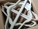 une boîte contenant tout un tas de cintres