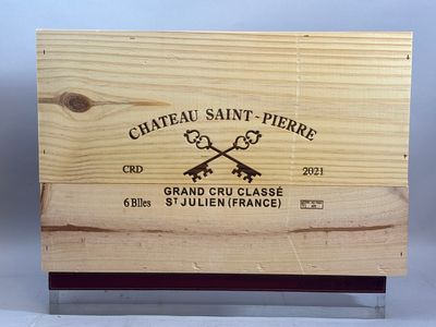 une boîte en bois sur laquelle est collée une étiquette portant l'inscription « Château Saint-Pierre »