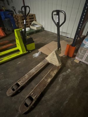 une fourchette et un chariot élévateur dans un entrepôt