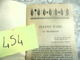 un livre ouvert sur lequel est collé un autocollant jaune