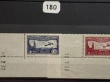 Il y a deux timbres sur un morceau de papier sur lequel figurent des chiffres.
