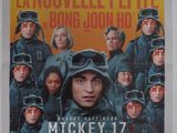 une affiche de film sur laquelle figurent plusieurs personnes en uniforme